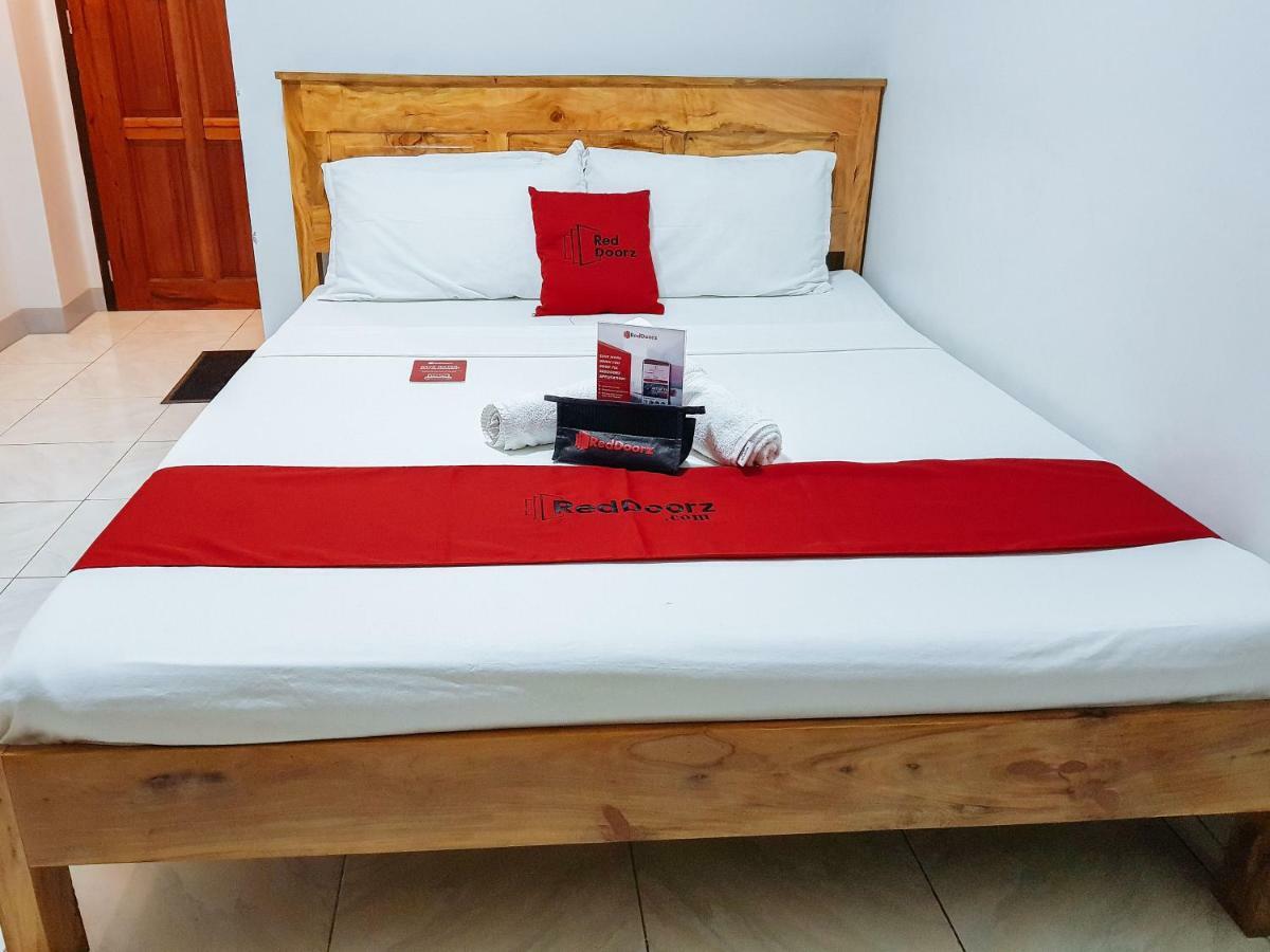 Hotel Reddoorz Near Ramiro Community Hospital à Totolan Extérieur photo